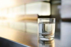 杯子里面的水放几天了还可以喝吗,多久还能安全饮用？